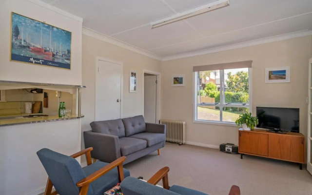 Sun Seeker Bach - Ferry Landing Holiday Home