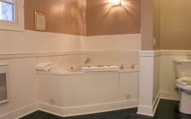 County Clare Irish Hotel & Pub