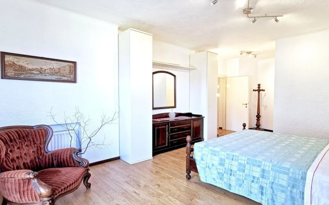 Spacious and Neat Linked House at the Como Lake