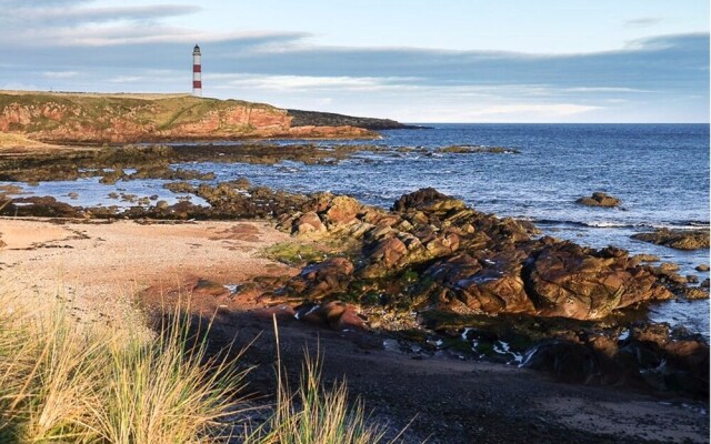 Immaculate 2-bed Log Cabin Near Portmahomack &tain