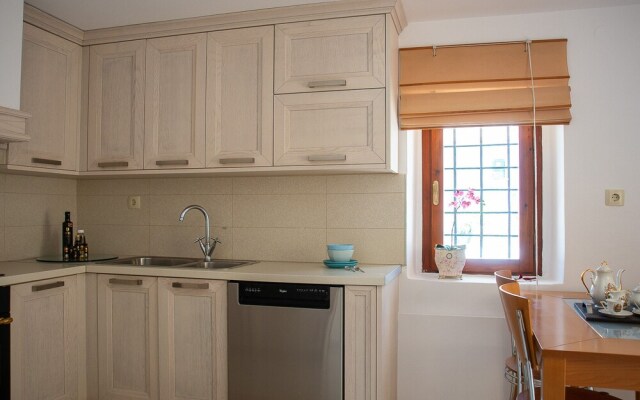 "sifakis Gorgeous Stone House"