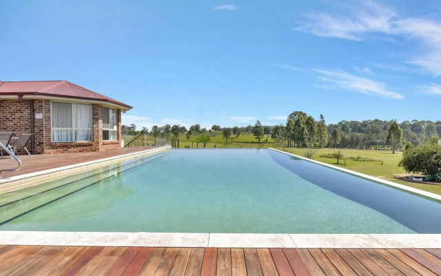 Noble Willow Estate Lovedale. Super Spacious, with views and pool