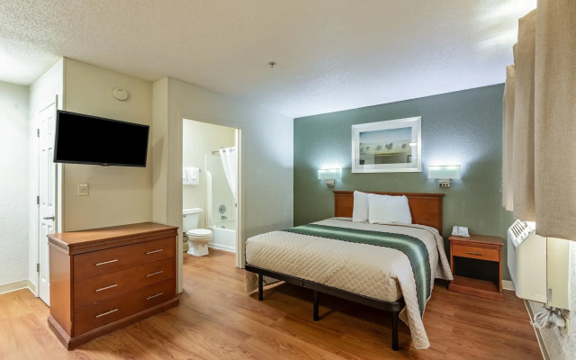 HomeTowne Studios by Red Roof Atlanta - Chamblee