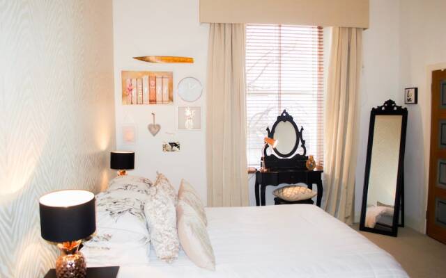 Traditional 2 Bedroom Home in Edinburgh