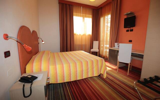 Hi Hotels Sirmione - Lakeview Pool