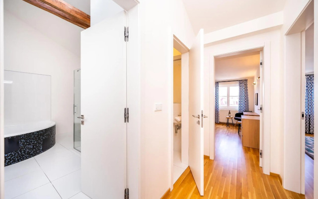 5BR+3.5BT Wilson Central apt.