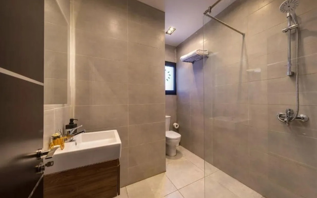 Travelholic Residence Golden Gates