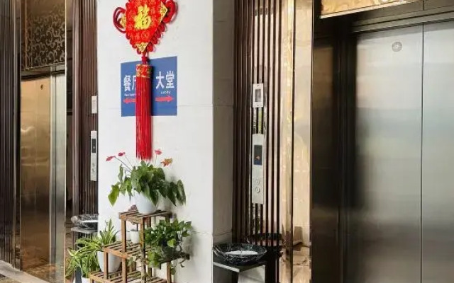 Zhuhai Xiangwang Hotel (Mingzhu City Rail Station)