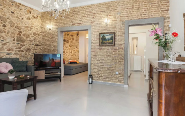 Pireas Jewel New Design Apt w Backyard