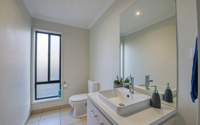 Seabreeze Haven -Wifi, Netflix, pet friendly beach house