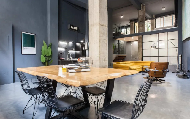 Modern Industrial Apt In Neos Kosmos