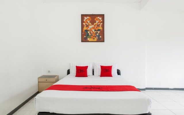 RedDoorz Plus near Songgoriti Temple