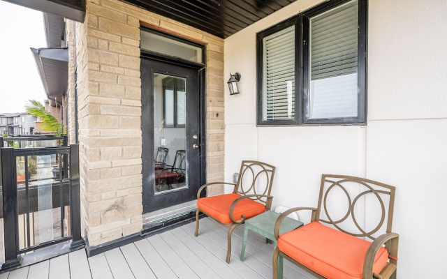 GLOBALSTAY. Modern Lake Ontario Townhomes