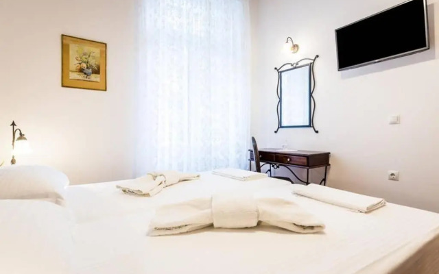 Neoclassical apartment with 3 bedrooms in Piraeus