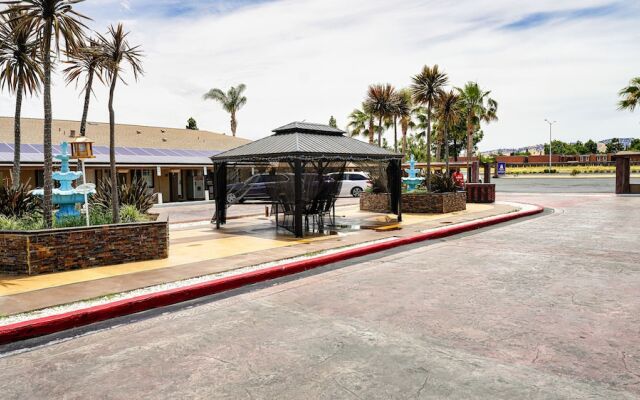 Holiday Lodge Motel Antioch