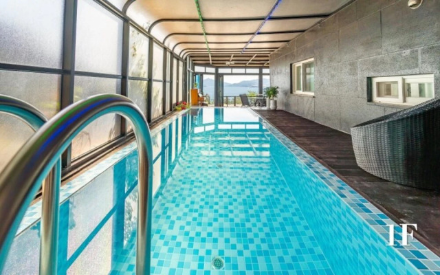 Geoje Sea and Blue Pool Villa