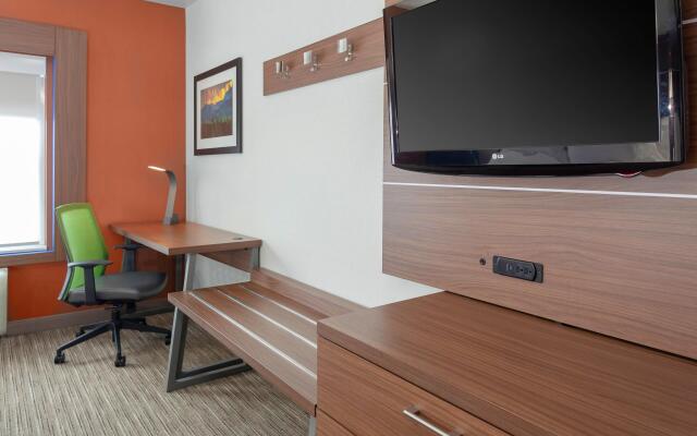 Holiday Inn Express & Suites Interstate 90, an IHG Hotel