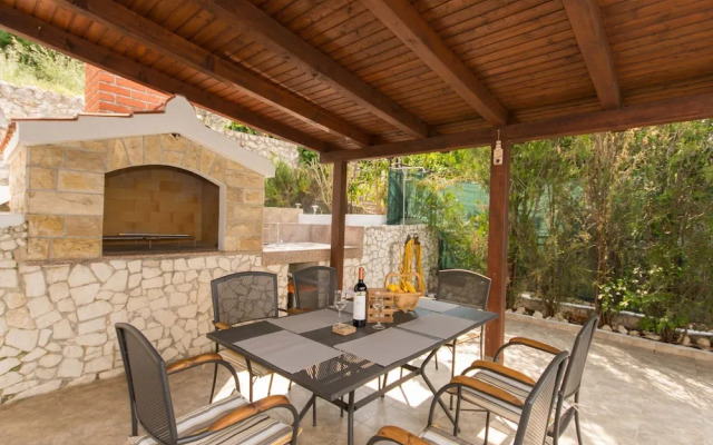 Quaint Holiday Home in Mastrinka With Balcony