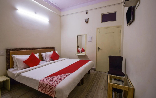 OYO 15212 Hotel Seema