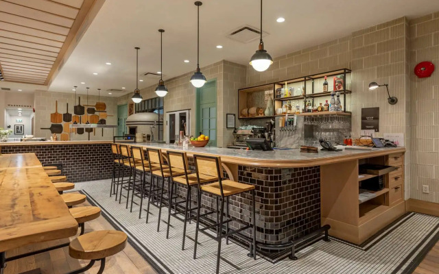 Best Western Plus Baker Street Inn