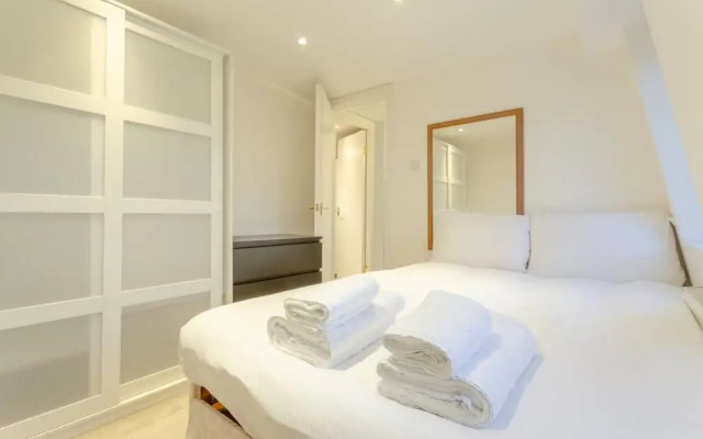 Cozy Charming 3 Bedroom House in Hammersmith