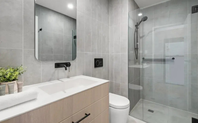 Contemporary 2-bed Haven With Swimming Pool