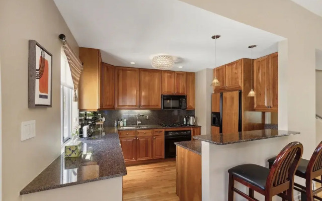 Family-Friendly South Loop Escape by RedAwning