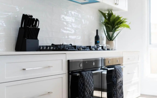 Hideaway on Curran - Modern & Comfy Retreat in CBD Firepit