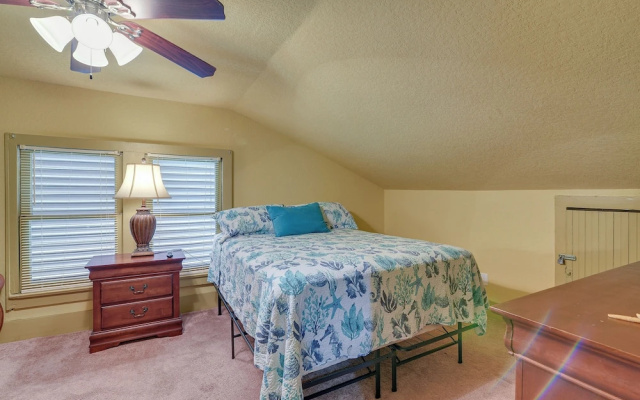 Central Galveston Home < 1 Mi to Beach!
