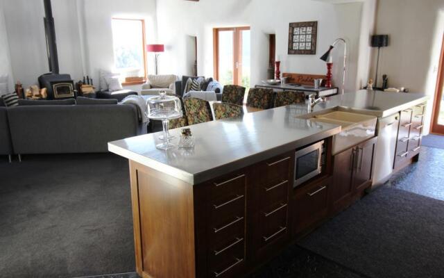 The Paddock Straw Bale Luxury Holiday House
