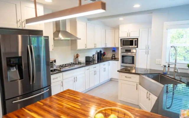 Upscale Upgraded Beautiful Spacious 3BR House in Encino Fully Renovated With Garage Very Large Fenced Yard Patio AT END OF Cul-de-sac p84