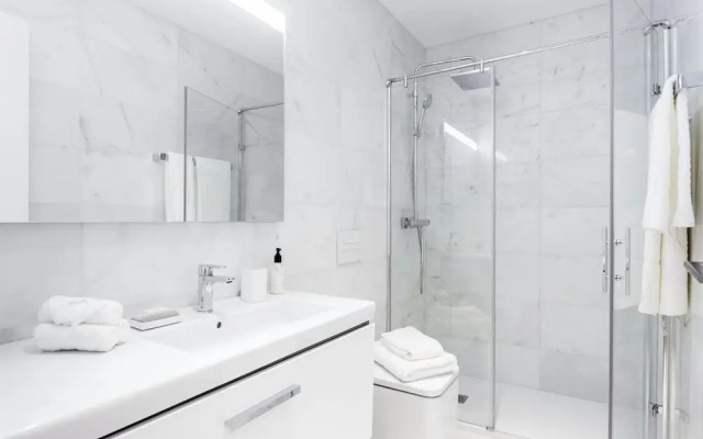 Velazquez Apartments by FlatSweetHome