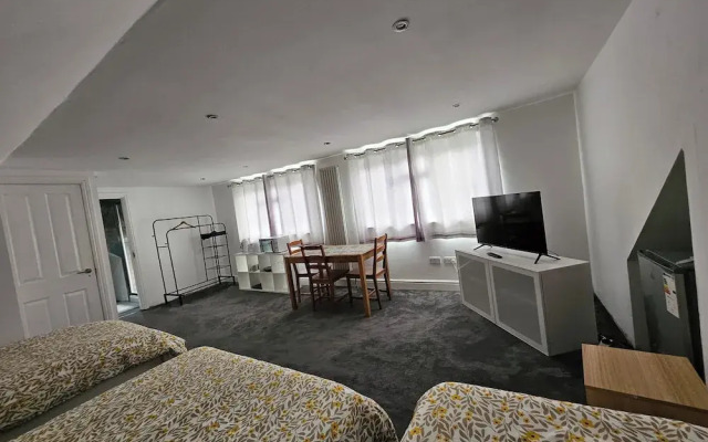 Self Contained Studio Near Windsor Attractions!