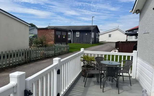 Seasideescape-2br-sleeps4-parking-petsok-fireplace