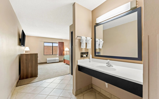 Super 8 by Wyndham Elgin