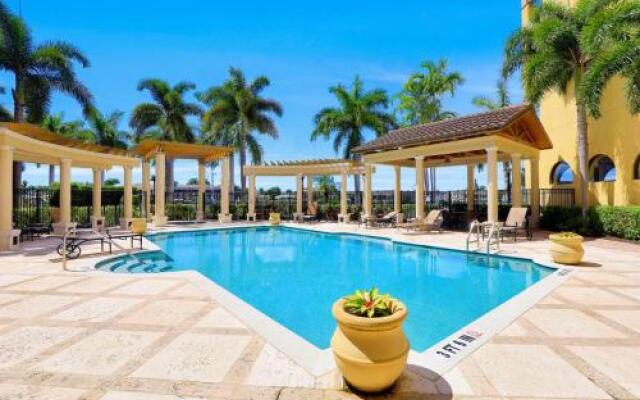 Luxurious Esplanade Condo Overlooking bay