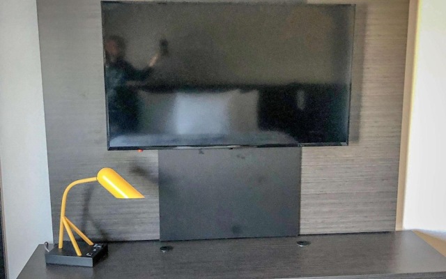 Econo Lodge Inn & Suites