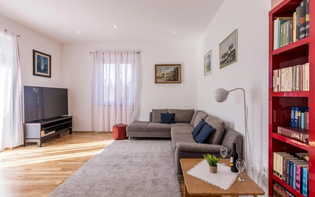 Ferula, 3 bedroom apartment near beach Bačvice