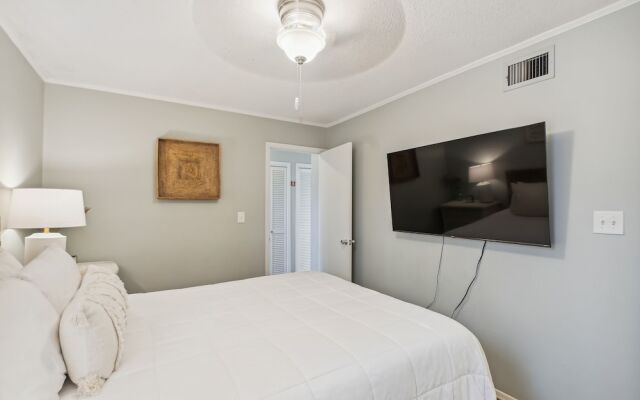 SPC 1034 is a Pet Friendly 1 BR with Free Beach Service for 2! by RedAwning