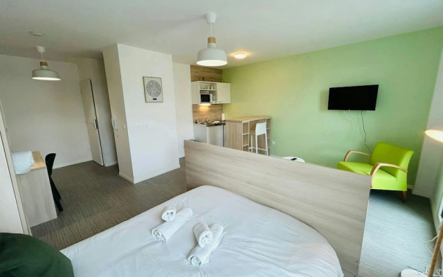 We Live In R - Suite 403