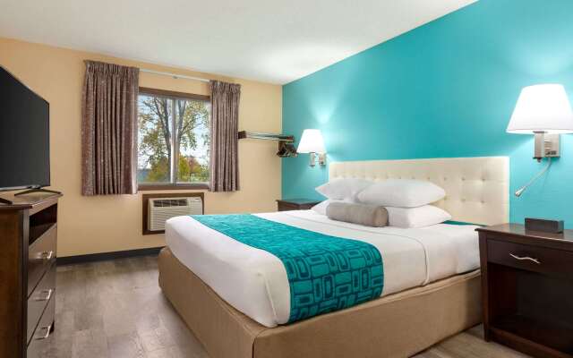 Howard Johnson by Wyndham Waterloo/Cedar Falls