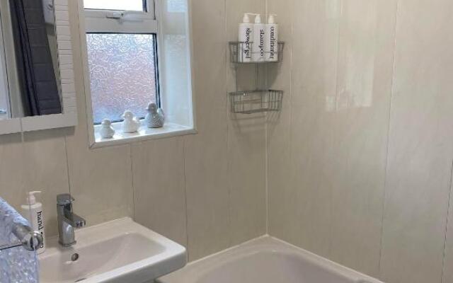 Spacious & modern 3 bed house