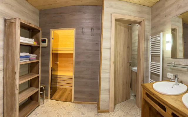 Chalet Salzburg, Dienten