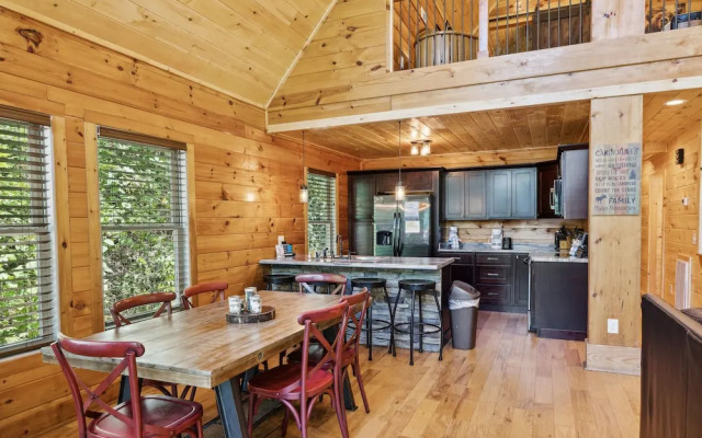 Creekside Manor 3 Bedroom Cabin by RedAwning