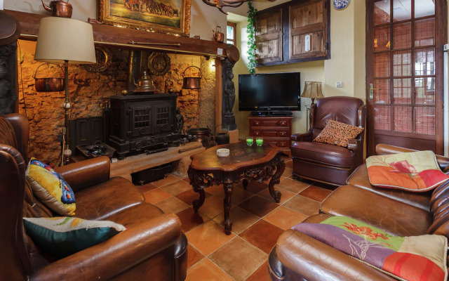 Authentic Holiday Home in Puy-l'evêque With Swimming Pool