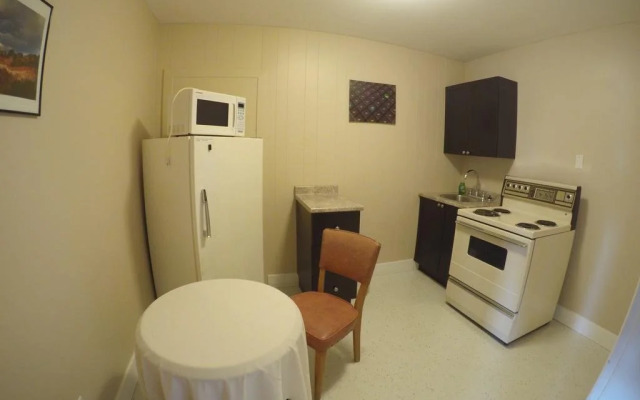 Admiral's Quay Motel & Suites