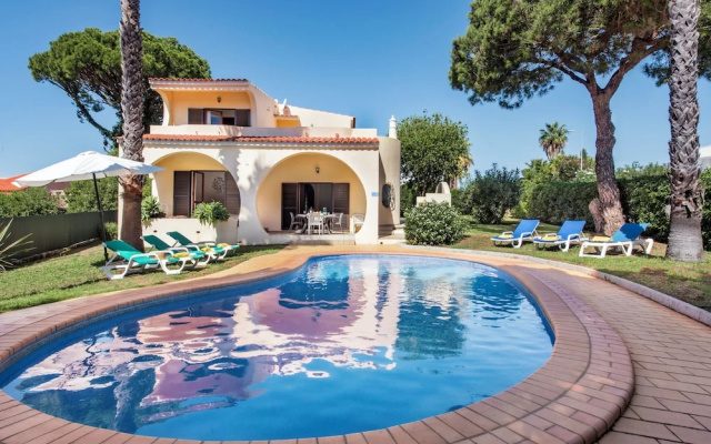 Exclusive Retreat in Vilamoura, Private Pool, Off-street Parking, Free AC & Wifi