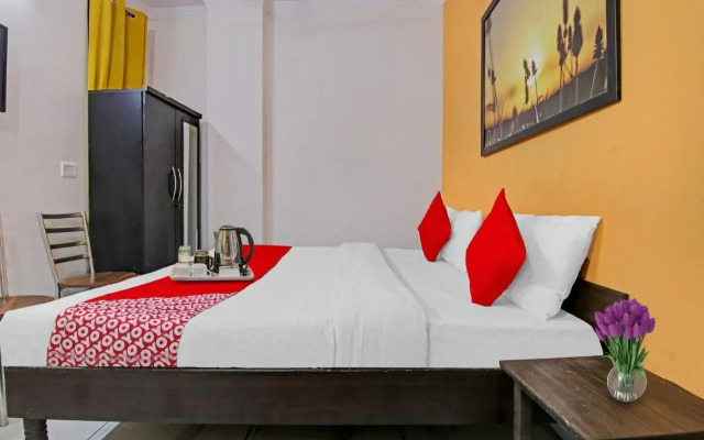 OYO Flagship 70237 Cozy Stay Deluxe