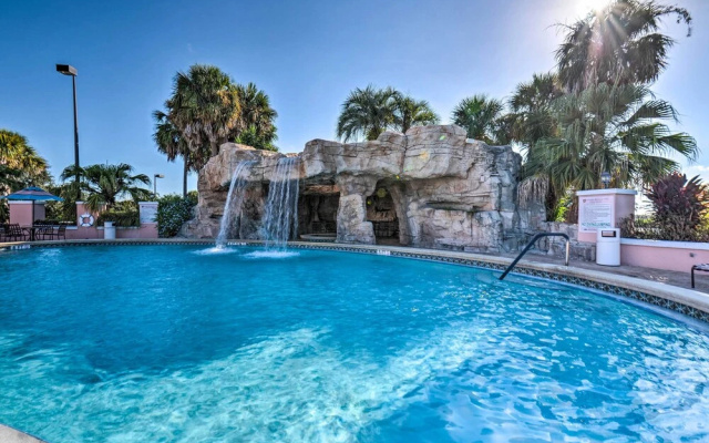 Lovely Lady Lake Home w/ Resort Amenities & Lanai!