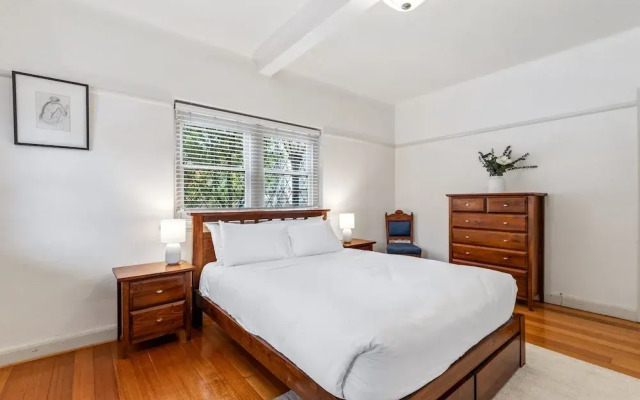 Charming 2-bed Apartment With Fireplace & Parking